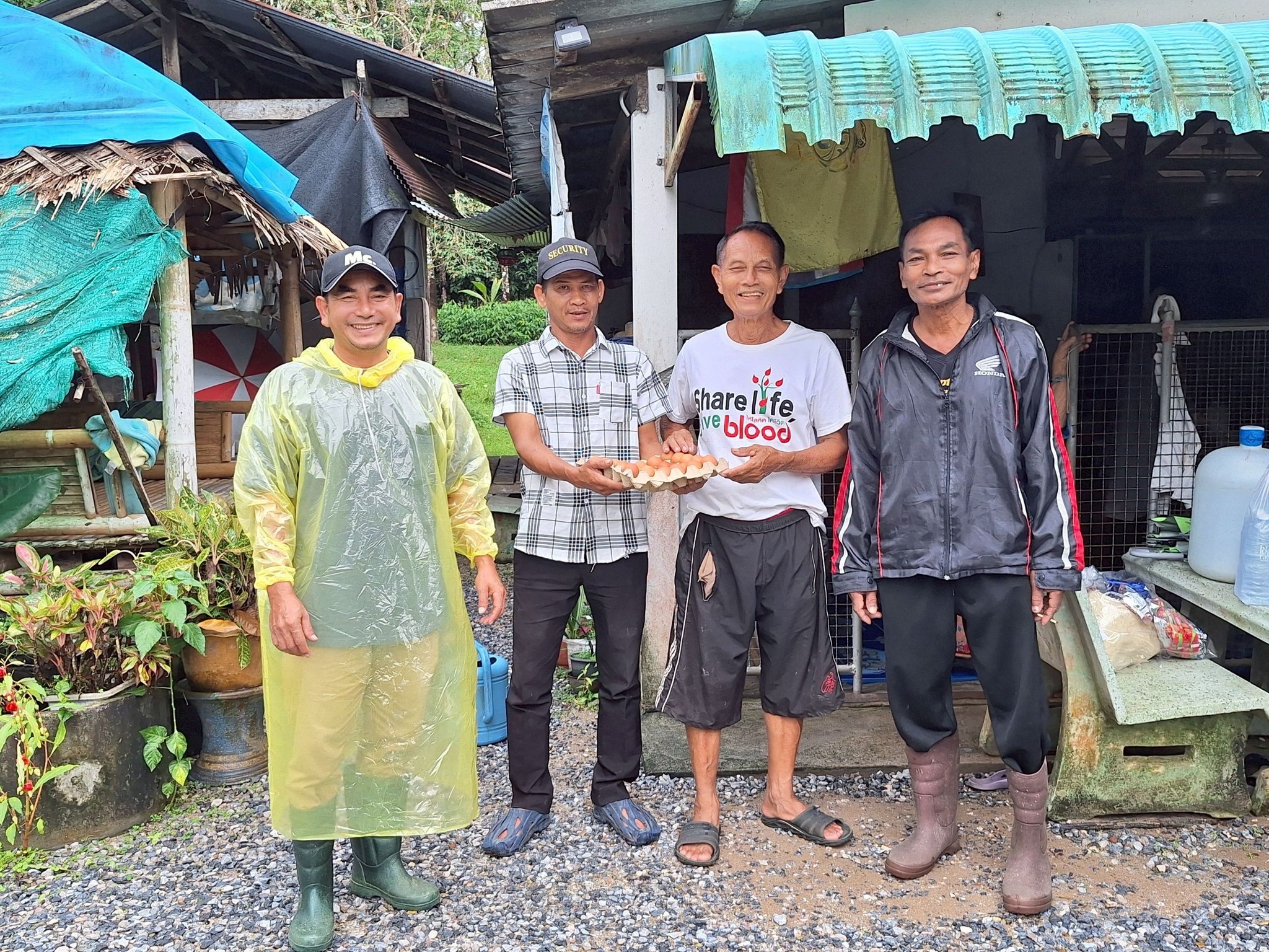 ลงพื้นที่ลุยน้ำท่วมตรวจสอบสถานการณ์อุทกภัยในเขตพื้นที่ อบต.ช้างให้ตก พื้นที่บริเวณ หมู่ที่ ๕ บ้านป่าลาม และ หมู่ที่ ๔ บ้านปุหรน
