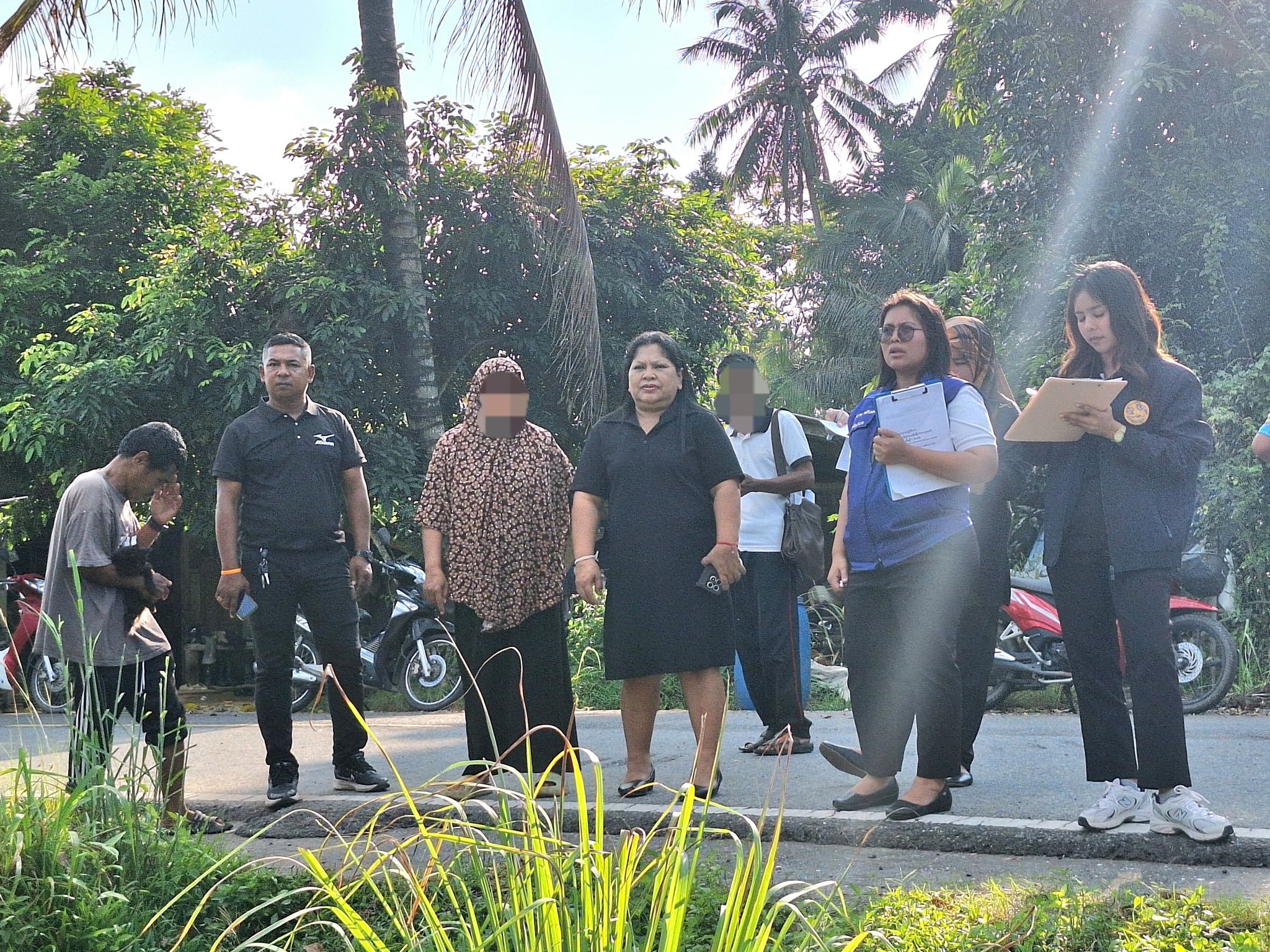 ลงพื้นที่ตรวจสอบบ้านไม่มีเลขที่ของประชาชนที่ขอรับเงินเยียวยาน้ำท่วม ๙,๐๐๐ บาท