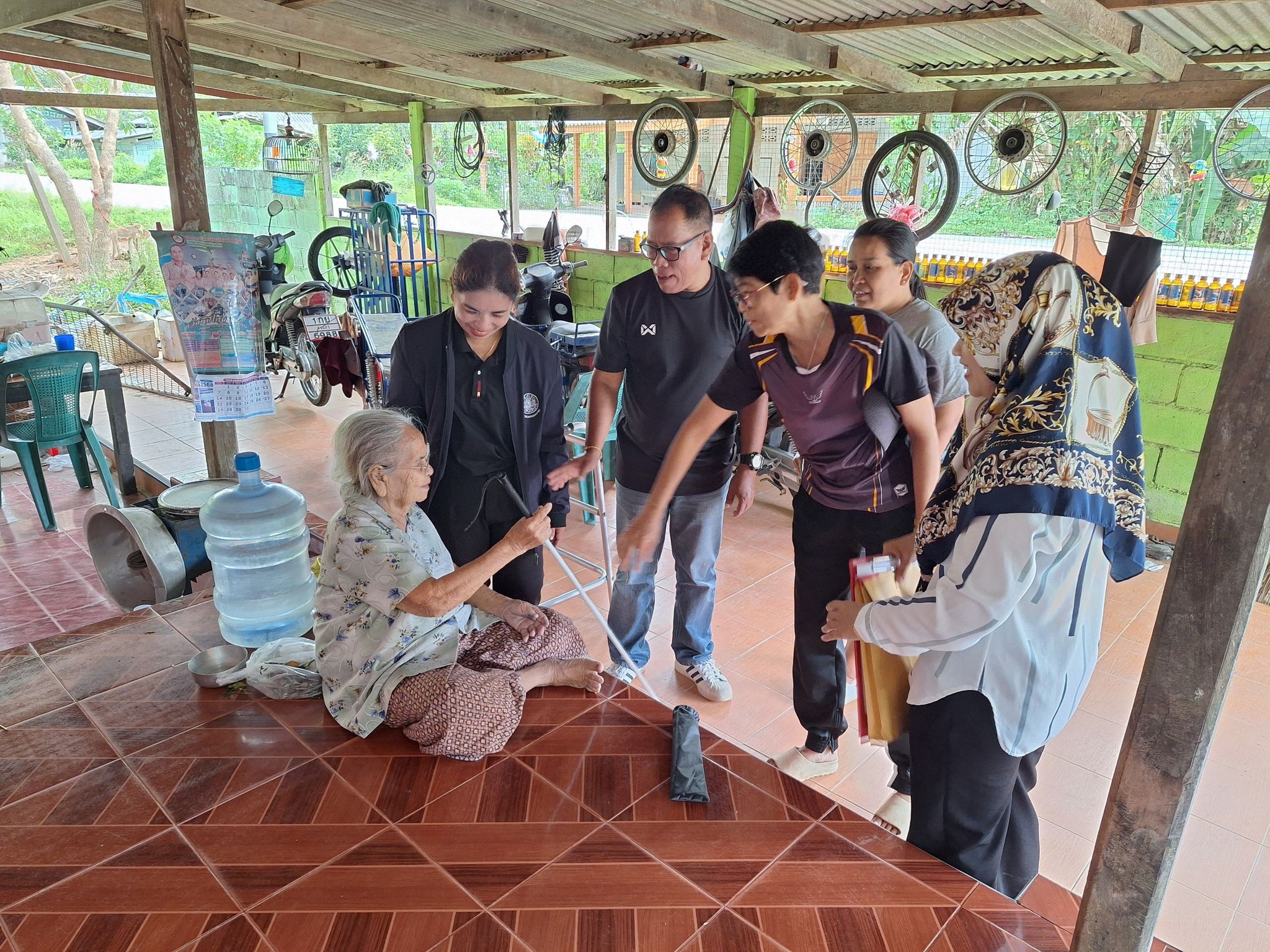 ลงพื้นที่เพื่อมอบไม้เท้าขาวให้คนพิการทางการมองเห็นจังหวัดปัตตานี ในพื้นที่ตำบลช้างให้ตก จำนวน ๔ ราย