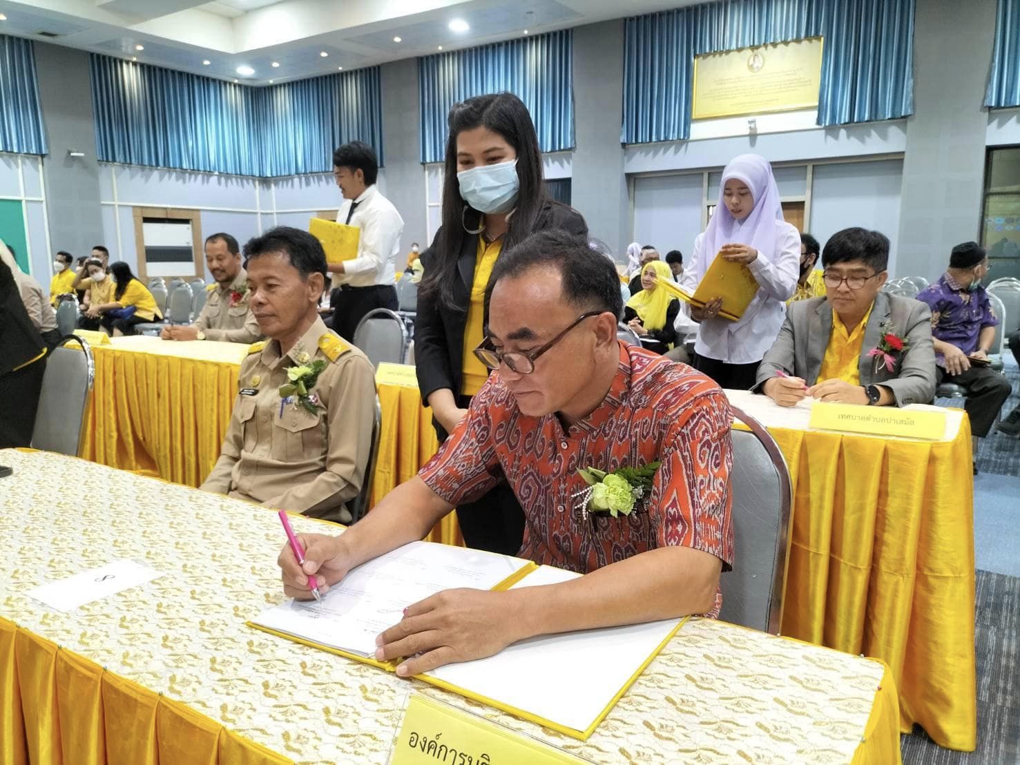 นายณัฐวุฒิ ยินดีจิตต์ นายกองค์การบริหารส่วนตำบลช้างให้ตก วันที่ ๓ เมษายน ๒๕๖๖ เวลา ๑๐: ๐๐ - ๑๒ : ๐๐ น ณ หอประชุมเล็ก มหาวิทยาลัยราชกัฏยะลา นายณัฐวุฒิ ยินดีจิตต์ นายกองค์การบริหารส่วนตำบลช้างให้ตก เข้าร่วมพิธีลงนามบันทึกข้อตกลงความร่วมมือ