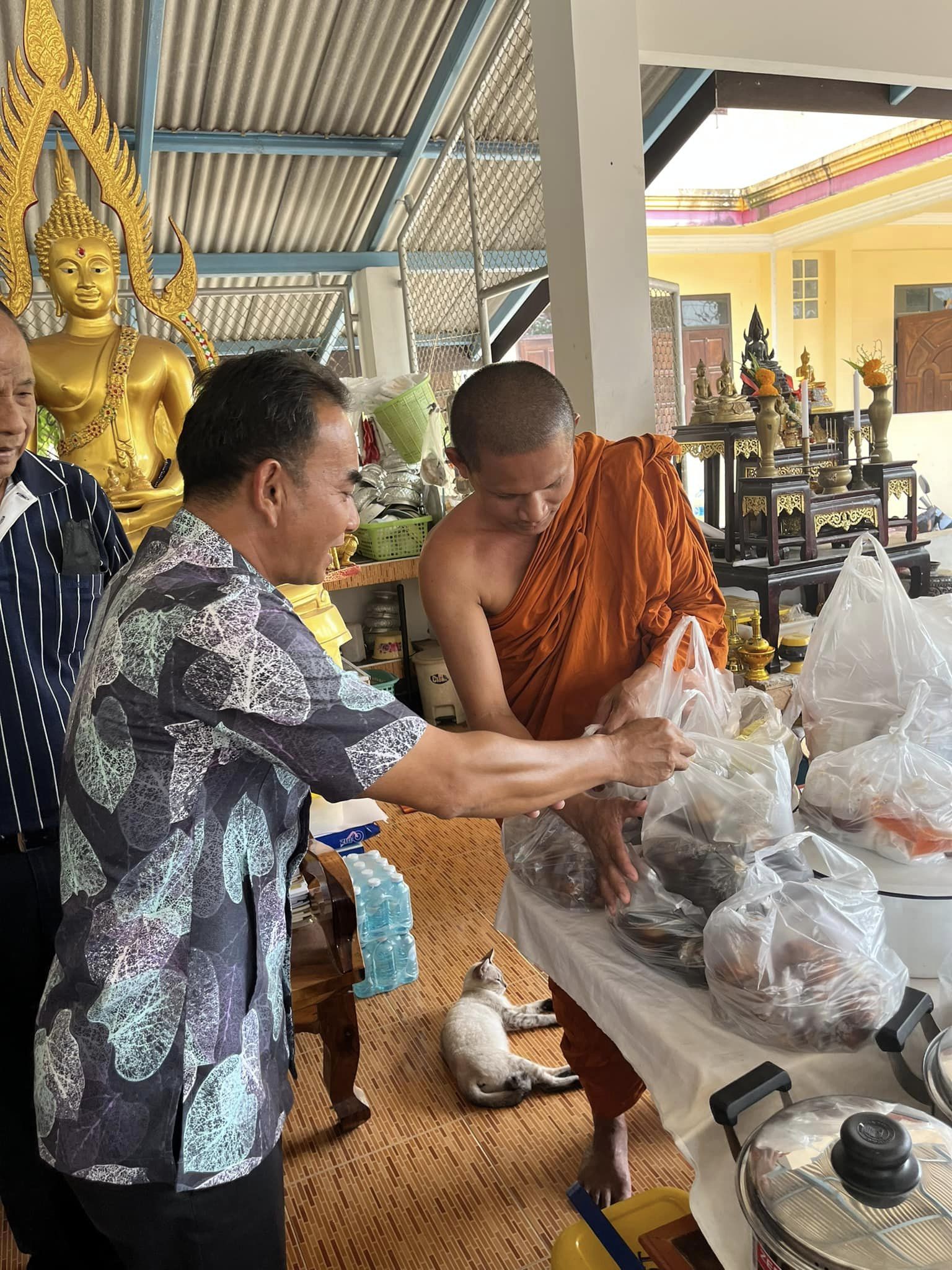 นายณัฐวุฒิ ยินดีจิตต์ นายกองค์การบริหารส่วนตำบลช้างให้ตก เมื่อวันที่ ๑๘ เมษายน ๒๕๖๖ เวลา ๑๐.๐๐ น.  นายณัฐวุฒิ ยินดีจิตต์ นายกองค์การบริหารส่วนตำบลช้างให้ตก  ถวายภัตตาหารเพลแด่พระภิกษุ สามเณร  ณ วัดมะปรางมัน ตำบลช้างให้ตก อำเภอโคกโพธิ์ จังหวัดปัตตานี