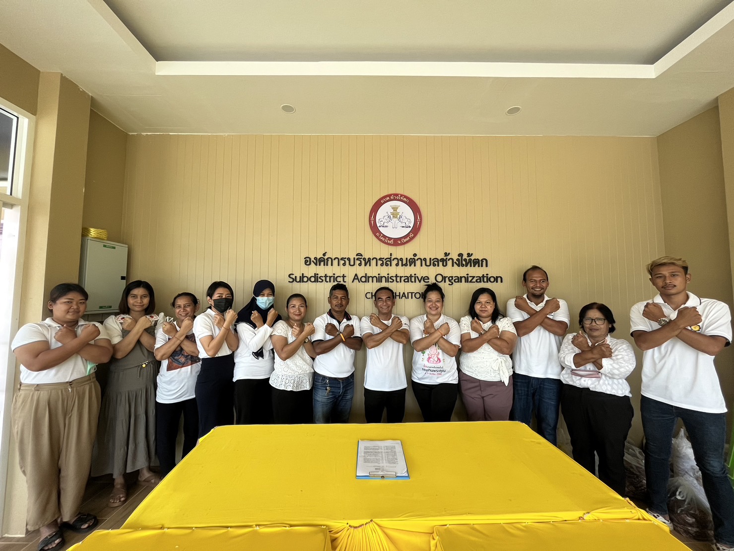 เมื่อวันที่ 26 มิถุนายน 2566 นายณัฐวุฒิ ยินดีจิตต์ นายกองค์การบริหารส่วนตำบลช้างให้ตก นางสาวธัญญรัตน์ คณานุรักษ์ ผู้อำนวยการกองคลัง พนักงานราชการ และพนักงานจ้าง ได้ร่วมมือรณรงค์ เพื่อแสดงพลังต่อต้านยาเสพติดโลก (26 มิถุนายน) ประจำปีงบประมาณ 2566 เนื่องในวันต่อต้านยาเสพติดโลก  #ชุมชนสีขาว #ต่อต้านยาเสพติดโลก