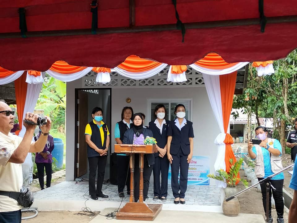 เข้าร่วมเป็นเกียรติในการมอบบ้านกาชาด  ในพื้นที่ตำบลทรายขาว