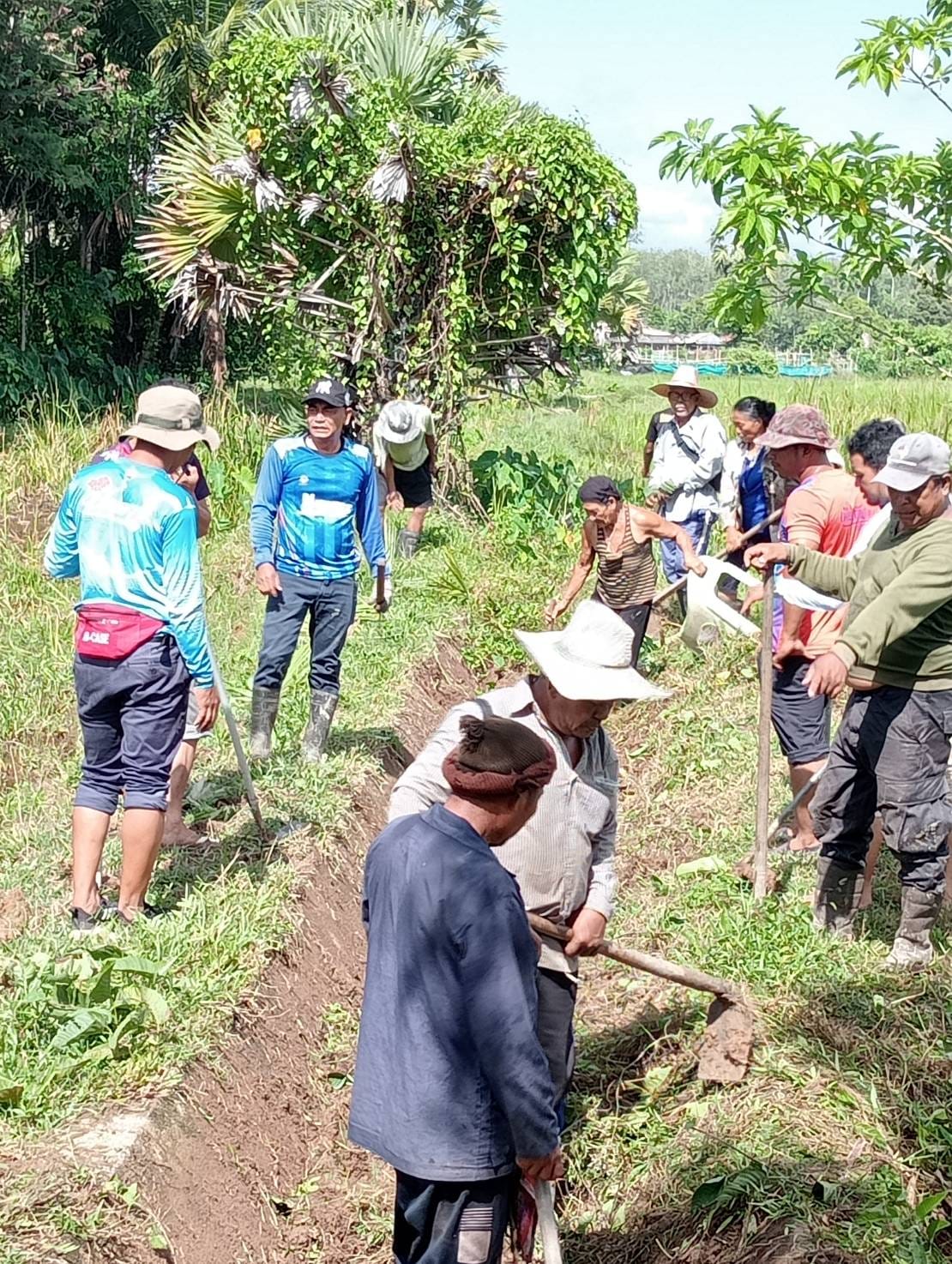 ร่วมพัฒนาขุดลอกคูระบายน้ำ ม.4 บ้านปุหรน