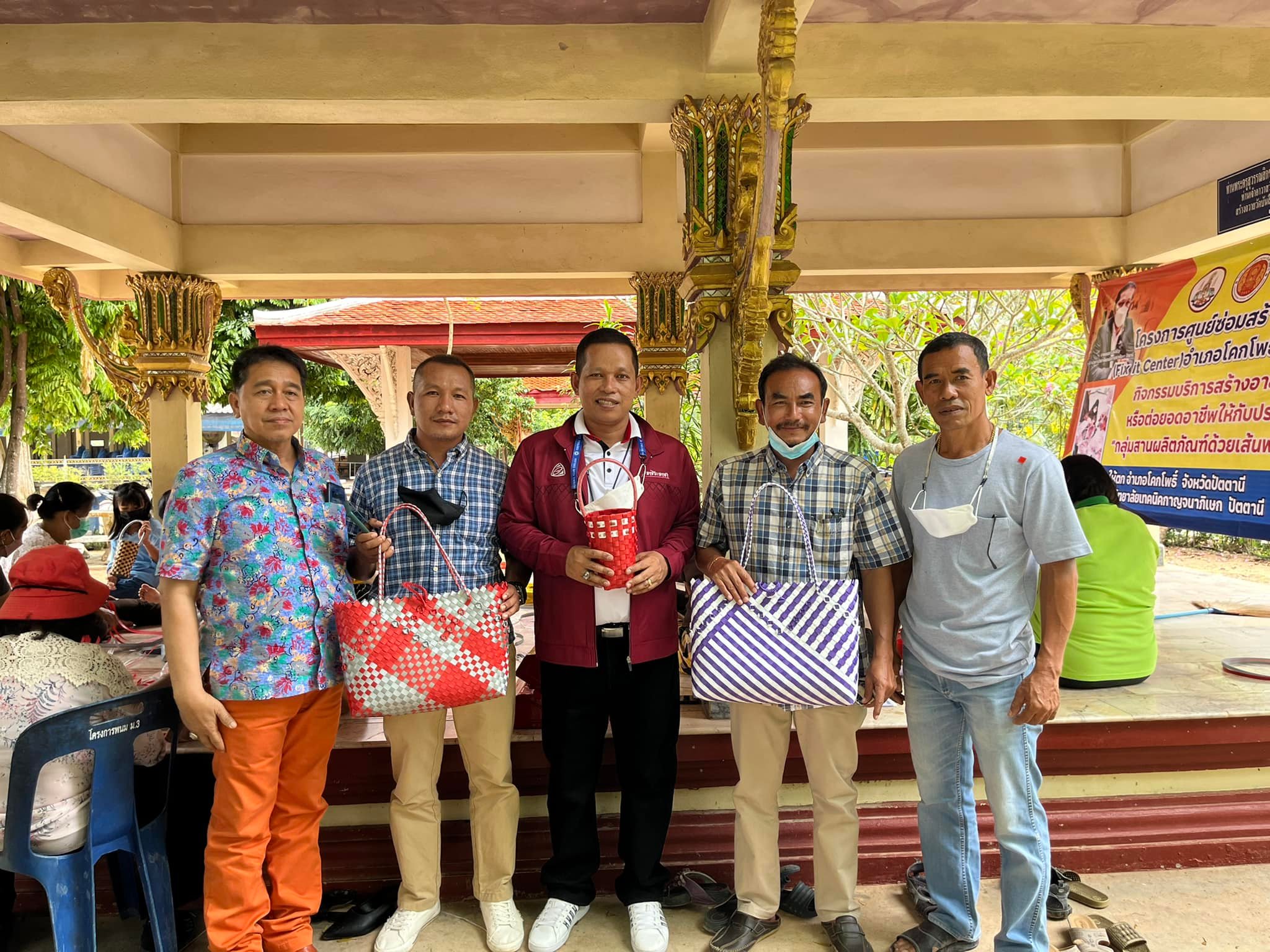 โครงการส่งเสริมการประกอบอาชีพของประชาชน  หลักสูตร การฝึกอบรมการสานผลิตภัณฑ์ด้วยเส้นพลาสติก ณ อาคารอเนกประสงค์วัดบันลือคชาวาส วันที่ 20-21 เมษายน พ.ศ 2565