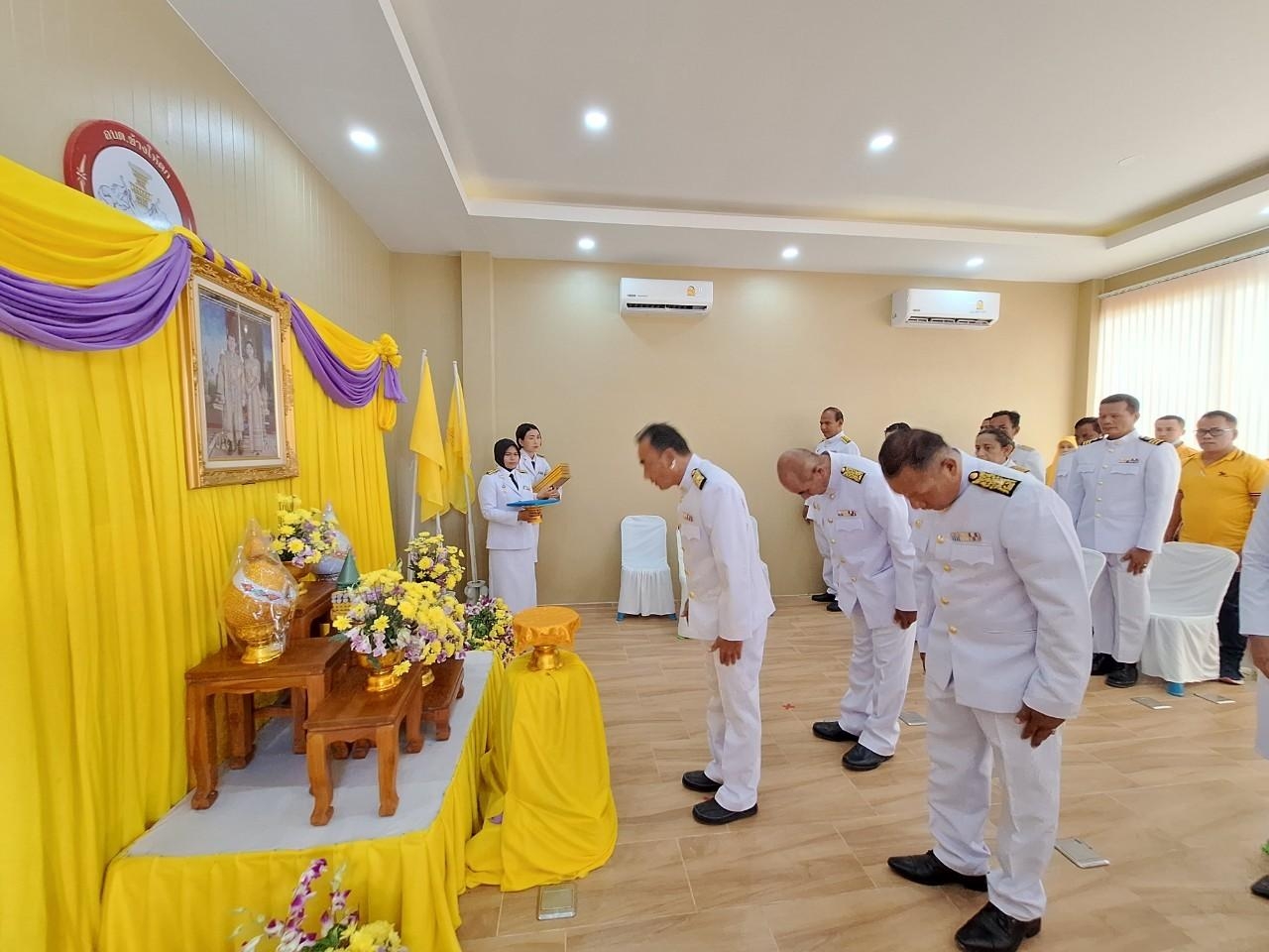 พิธีรับพระราชทานพระบรมฉายาลักษณ์ พระบาทสมเด็จพระเจ้าอยู่หัวและสมเด็จพระนางเจ้าฯ พระบรมราชินี