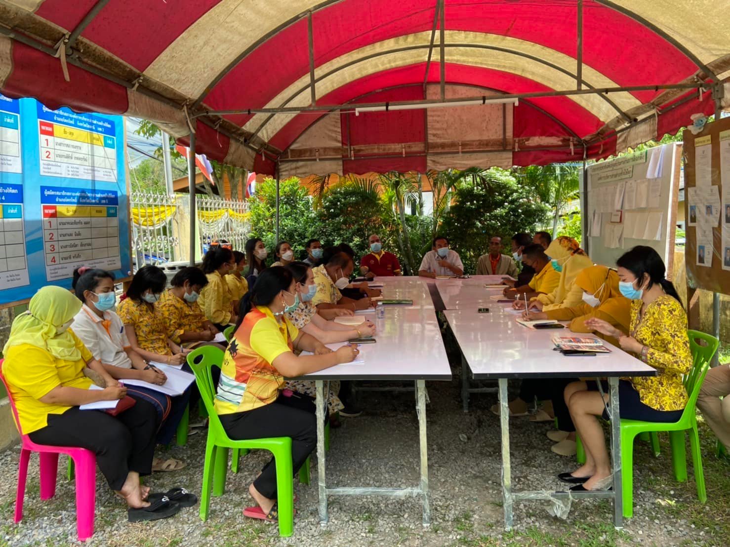 ประชุมพนักงานส่วนตำบล เพื่อทำความรู้จักระหว่างทีมผู้บริหาร และพนักงานส่วนตำบล ทำความเข้าใจในหน้าที่ของแต่ละฝ่ายและรายละเอียดของงาน