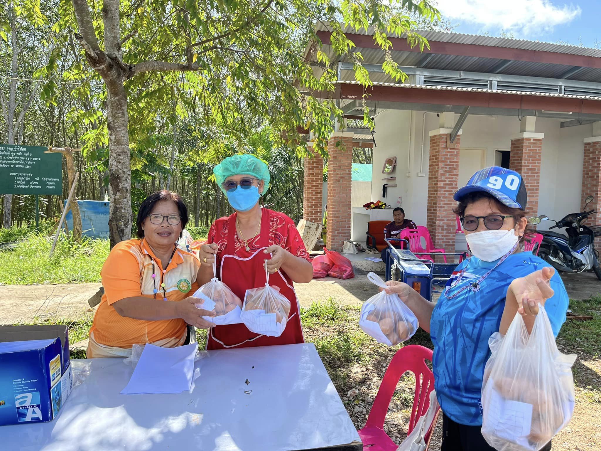 โครงการบริหารจัดการขยะมูลฝอยตำบลช้างให้ตก ประจำปี 2565 โดยการนำขยะมาแลกไข่ไก่ กับทางองค์การบริหารส่วนตำบลช้างให้ตก  ครั้งที่ 2 วันที่ 29 กันยายน 2565 เวลา 09.00-12.00น  ณ อาคารอเนกประสงค์องค์การบริหารส่วนตำบลช้างให้ตก