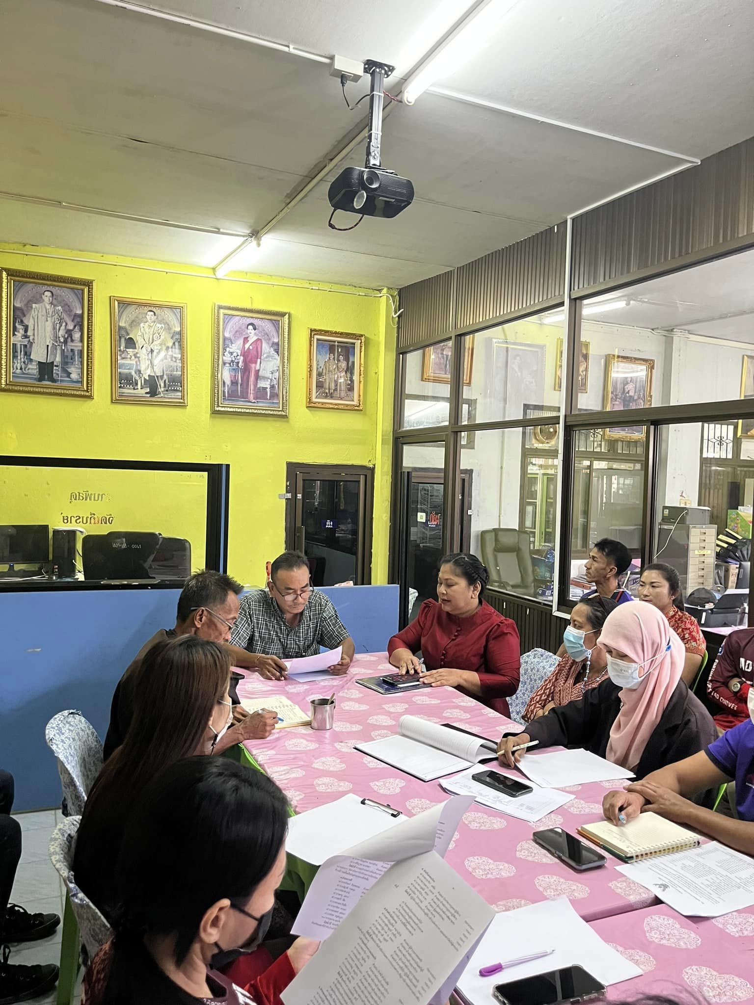 ประชุมปรึกษาหารือการจัดกิจกรรมประเพณีวันลอยกระทงเพื่อส่งเสริมและสืบสานขนมธรรมเนียม ประจำปีงบประมาณ 2566 เมื่อวันศุกร์ที่ 26 ตุลาคม  2565 เวลา 14.30 น ณ ห้องประชุมองค์การบริหารส่วนตำบลช้างให้ตก