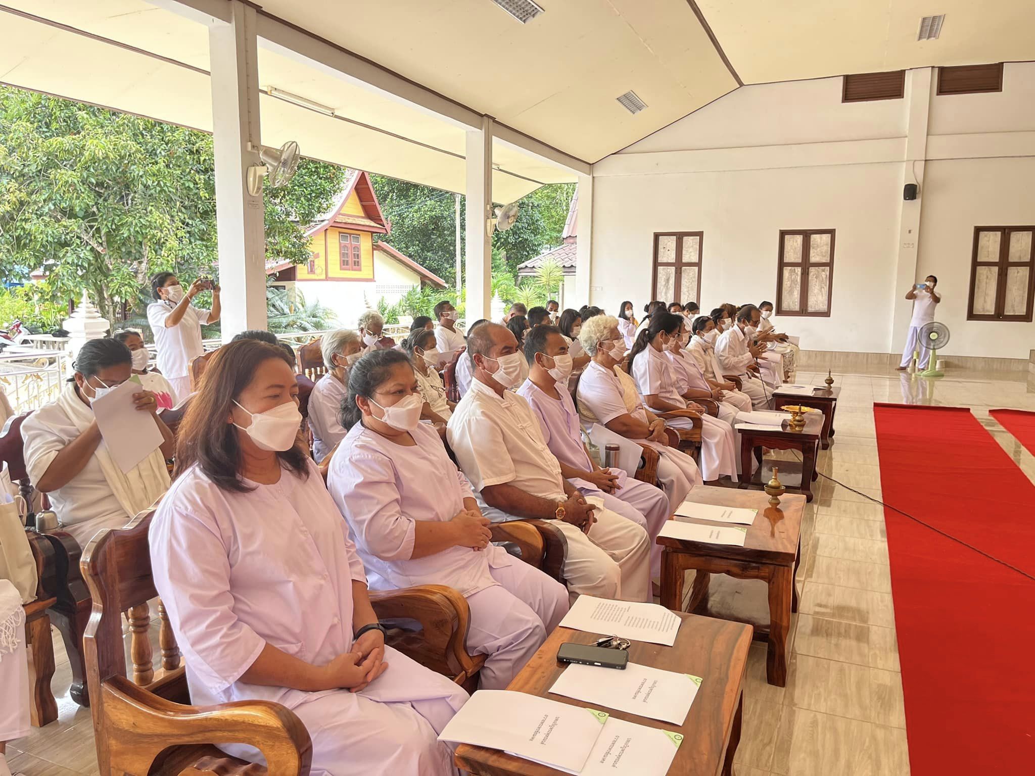 องค์การบริหารส่วนตำบลช้างให้ตก จัดพิธีสวดมนต์ อธิษฐานจิต เจริญภาวนา ถวายพระราชกุศลแด่ สมเด็จพระเจ้าลูกเธอ เจ้าฟ้าพัชรกิติยาภา นเรนทิราเทพยวดี กรมหลวงราชสาริณีสิริพัชร มหาวัชรราชธิดา ************************************ วันที่ ๒๖ ธันวาคม ๒๕๖๕ ตั้งแต่เวลา ๑๓.๐๐ น. นายกองค์การบริหารส่วนตำบลช้างให้ตก พร้อม สมาชิกสภา อบต.ช้างให้ตก ผู้ใหญ่บ้าน และประชาชนในพื้นที่ตำบลช้างให้ตก จัดพิธีสวดมนต์ อธิษฐานจิต เจริญภาวนา ถวายพระราชกุศลแด่ สมเด็จพระเจ้าลูกเธอ เจ้าฟ้าพัชรกิติยาภา นเรนทิราเทพยวดี กรมหลวงราชสาริณีสิริพัชร มหาวัชรราชธิดา  📌 ณ บันลือคชาวาส จัดพิธีสวดมนต์ และร่วมลงนามถวายพระพร อธิษฐานจิต ถวายพระพรชัยมงคลแด่ สมเด็จพระเจ้าลูกเธอ เจ้าฟ้าพัชรกิติยาภา นเรนทิราเทพยวดี กรมหลวงราชสาริณีสิริพัชร มหาวัชรราชธิดา ขอให้พระองค์ทรงหายจากพระอาการประชวรในเร็ววัน และทรงมีพระพลานามัยแข็งแรงสมบูรณ์ 🌺🌺 ผลการปฏิบัติเป็นไปด้วยความเรียบร้อย 🌺🌺